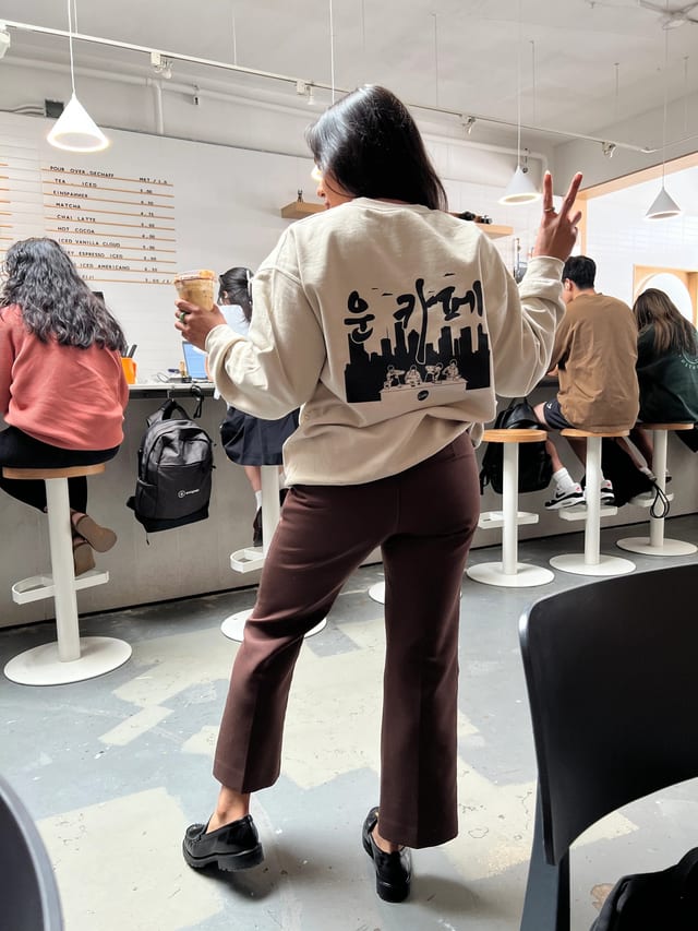 Un Caffe Crewneck in Korean